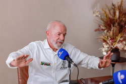 O presidente Lula em entrevista a uma rdio baiana: '' um absurdo. Obviamente que me preocupa essa subida do dlar.  uma especulao''