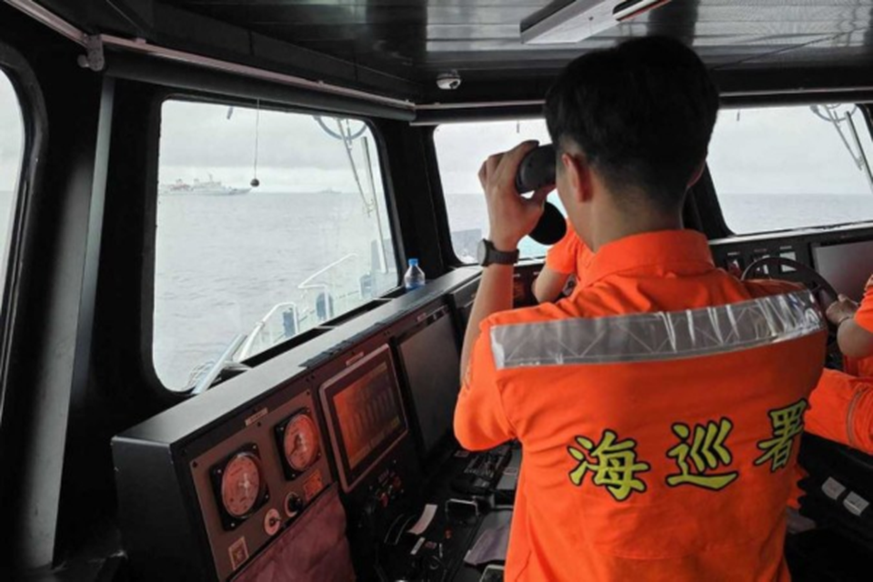 Oficial da Guarda Costeira de Taiwan monitora navio de guerra chins (E), ao norte da Ilha de Pengjja (Crdito: Guarda Costeira de Taiwan/AFP)