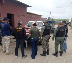 Matadouro clandestino  alvo de operao policial com prises e apreenses de facas e 760 quilos de carne ilegal  (Foto: Reproduo/Redes Sociais )