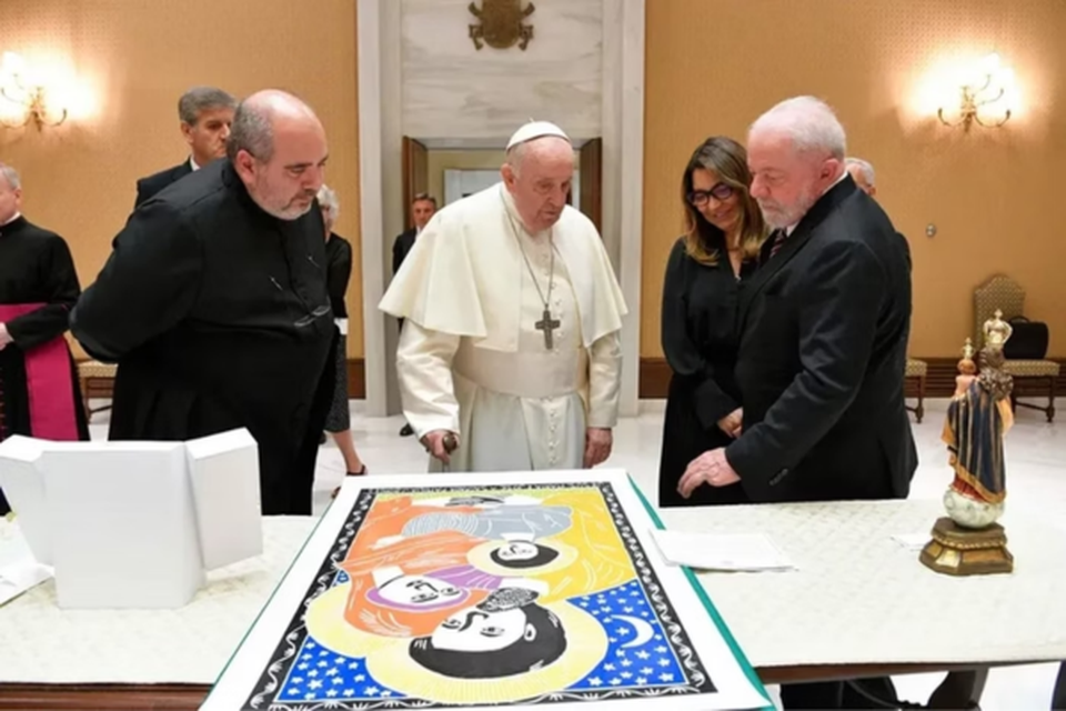 Lula e Janja observando quadro do brasileiro J. Borges (Crdito: Reproduo / Vaticano)