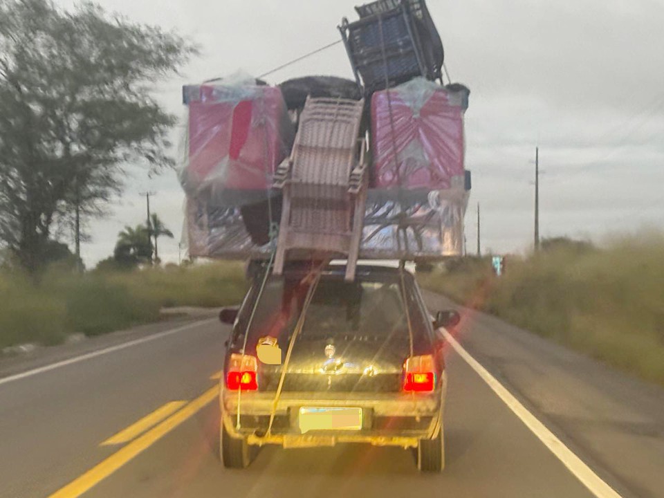 Carro foi flagrado com um mudana inteira na capota  (Foto: PRF)