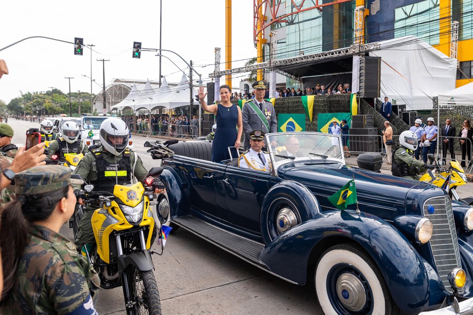 Em carro aberto, a governadora Raquel Lyra saudou a populao e seguiu em revista a tropa (Foto: Rafael Vieira/DP)