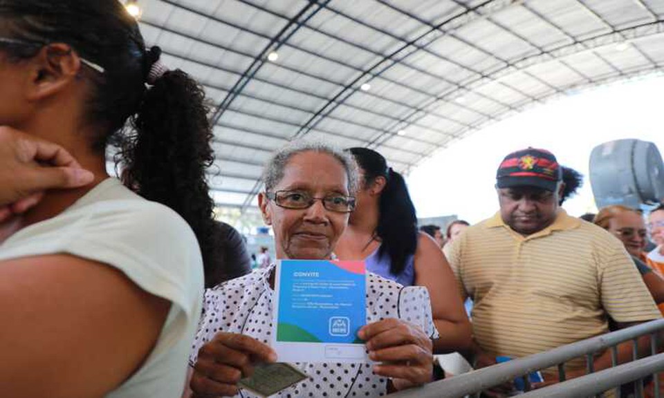 O programa visa regularizar imveis de famlias que vivem em reas de ZEIS ou nos habitacionais construdos pelo poder pblico (Foto: Wagner Ramos/Prefeitura do Recife)