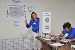 Vamos ao segundo turno porque Olinda j decidiu que quer mudar, diz Izabel Urquiza ao votar neste domingo (6)  (Foto: Hermes Neto/Assessoria )