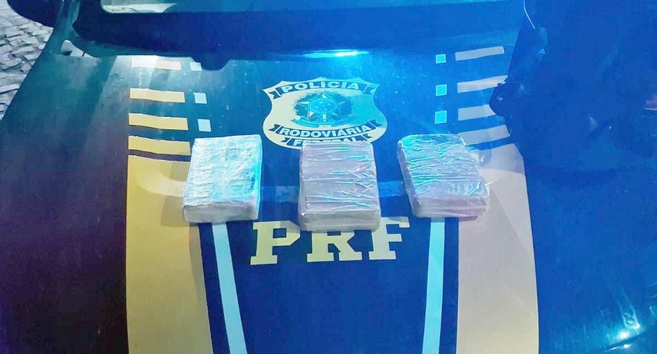 Trs tabletes de cloridrato de cocana embalados com fita adesiva foram encontrados pela PRF (Foto: Divulgao/PRF)