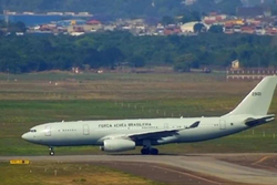 A aeronave far um escala em Lisboa, Portugal