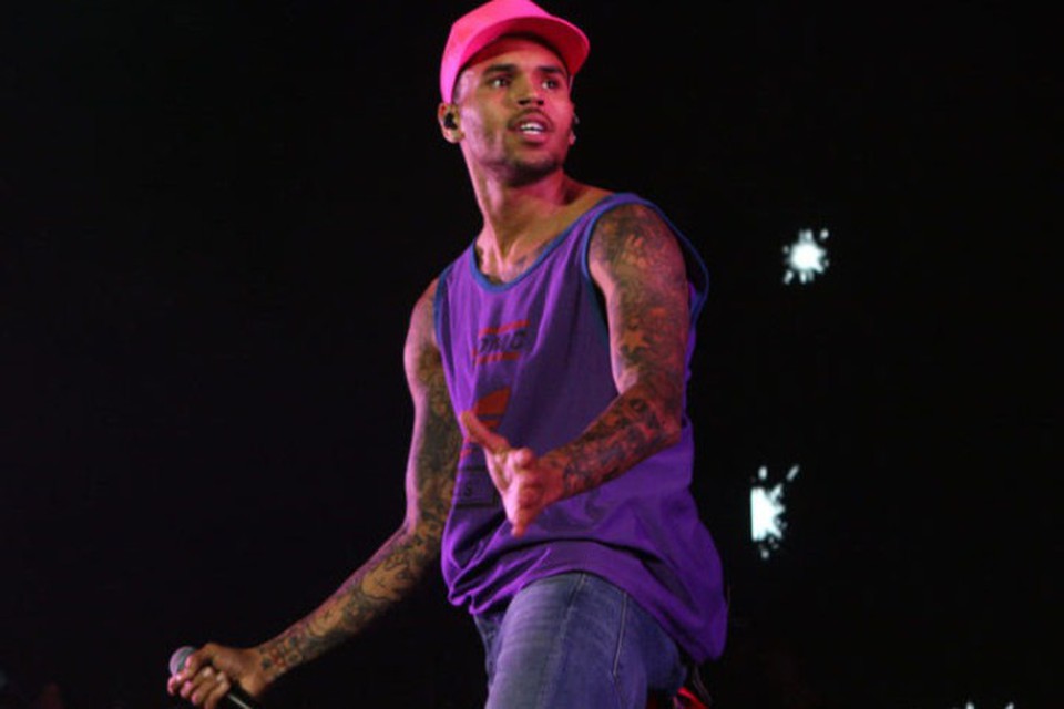 Chris Brown: Em 2015, o rapper norte-americano teve sua casa invadida por trs homens armados com lenos cobrindo o rosto. Alm de terem levado joias e outros objetos, eles ainda renderam a tia do cantor (foto: flickr - Eva Rinaldi )