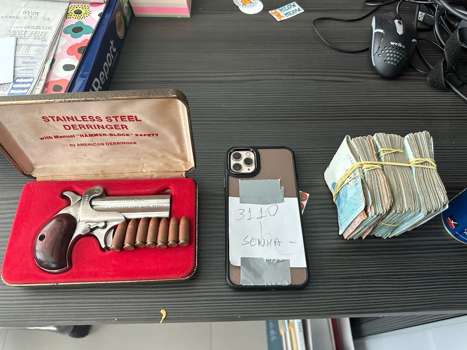 Arma, munies, celulares e dinheiro foram apreendidos na operao  (Foto: Polcia Civil/Divulgao )