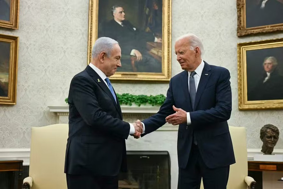 
Foto de arquivo: Joe Biden aperta a mo do premier Benjamin Netanyahu  (foto: Jim Watson/AFP)