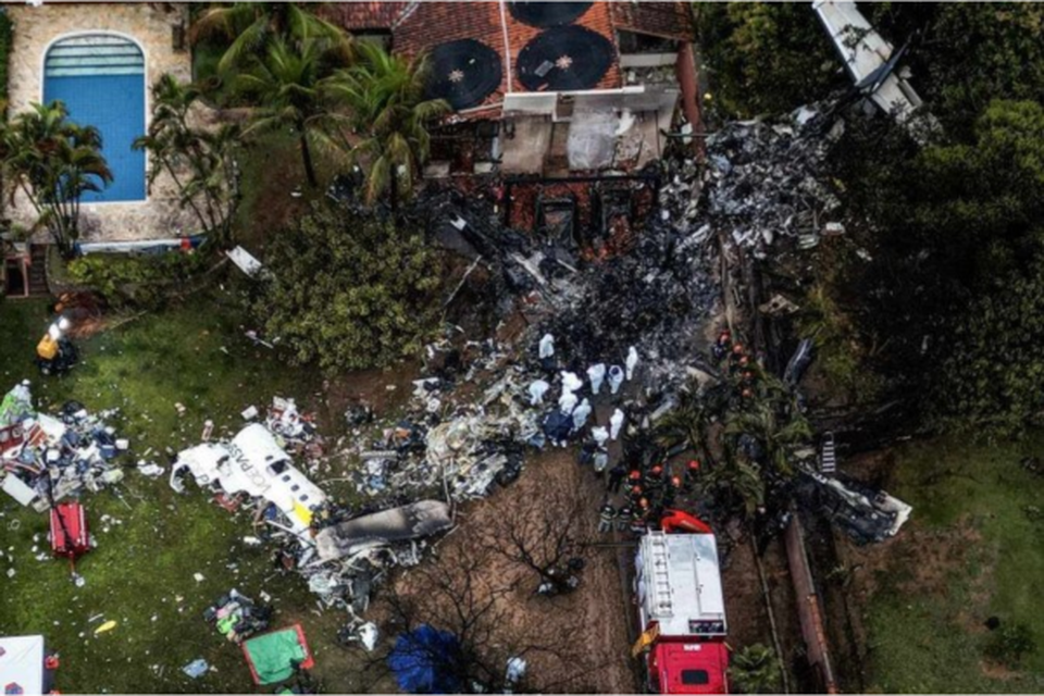 Acidente areo matou 62 pessoas (58 passageiros e 4 tripulantes) em Vinhedo, no interior de SP (Crdito: Nelson ALMEIDA / AFP)