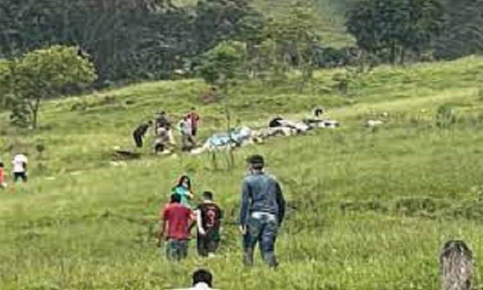 Um grupo e moradores da regio correu para o local onde caiu a aeronave.  (Foto: Redes sociais)
