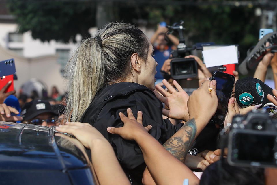 A influenciadora deixou o presdio s 15h05 ao lado de advogados e das irms Dayanne e Daniele Bezerra. Ela foi carregada por fs e disse que esta foi uma priso criminosa (Foto: Rafael Vieira/DP Foto)