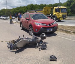 Motociclista colide com carro, cai em rodovia e  atropelado por carreta na BR-232 (Foto: Arquivo/PRF)