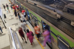 Homem cai de metr no Recife enquanto praticava surfe (Foto: Rafael Vieira/DP Foto (Imagem Ilustrativa))