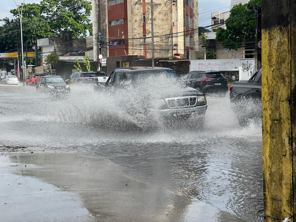 Ruas ficaram alagadas no Recife  (Foto: Romulo Chico/DP)