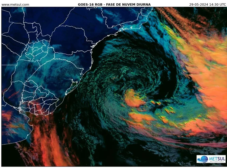 

Imagem do satlite GOES-16 no final da manh desta quarta-feira (29) mostra espiral de nuvens a Leste da Regio Sul e Sudeste do Brasil  (foto: NASA/NOAA/METSUL)