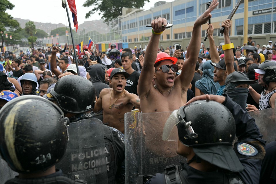 Oponentes do governo do presidente venezuelano Nicols Maduro protestam no bairro Catia, em Caracas (Foto: YURI CORTEZ / AFP
)