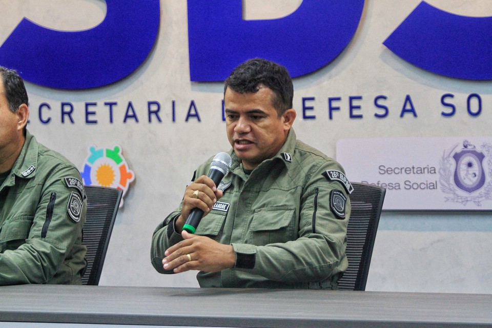 O comandante do Gati do 26 BPM, Carlos Alexandre, detalhou como foi a priso da dupla suspeita de envolvimento na disputa do trfico e em mortes em Itamarac  (Foto: Romulo Chico/DP )