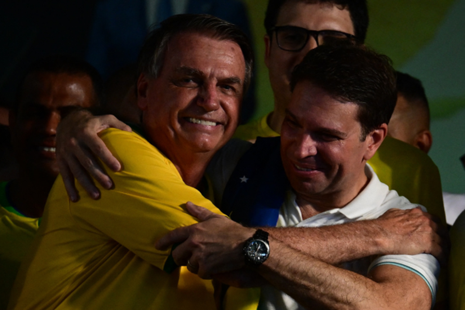 Alexandre Ramagem abraa o ex-presidente Jair Bolsonaro (Crdito: PABLO PORCIUNCULA / AFP)