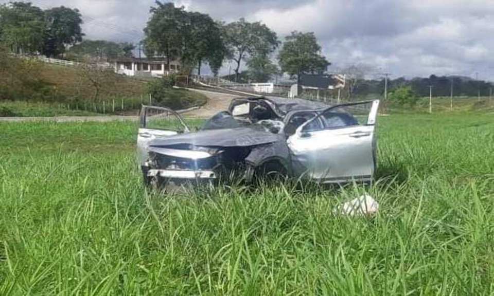 O motorista de um carro perdeu o controle do veculo e capotou (Foto: Divulgao/PRF)