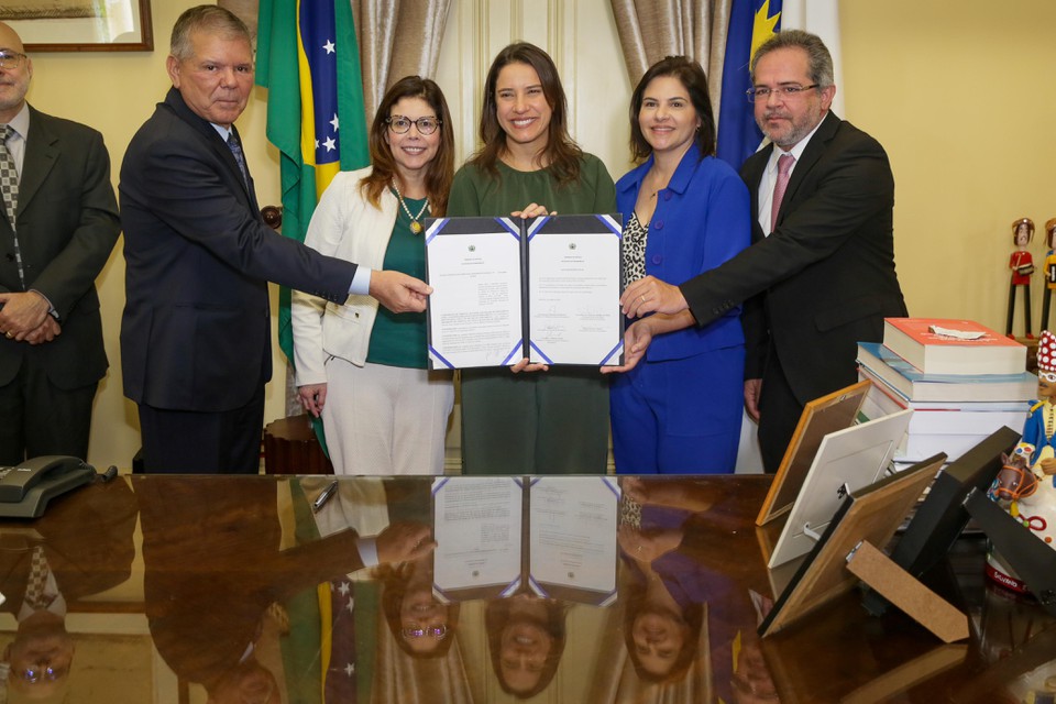 Acordo foi asinado por Raquel Lyra com TCE, MPPE e TJPE (Foto: Rafael Vieira/ DP)
