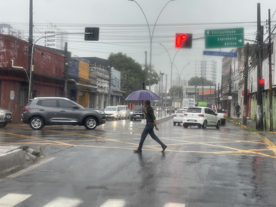 Recife tem previso de chuva ao longo do dia  (Foto: Romulo Chico/Arquivo/DP)