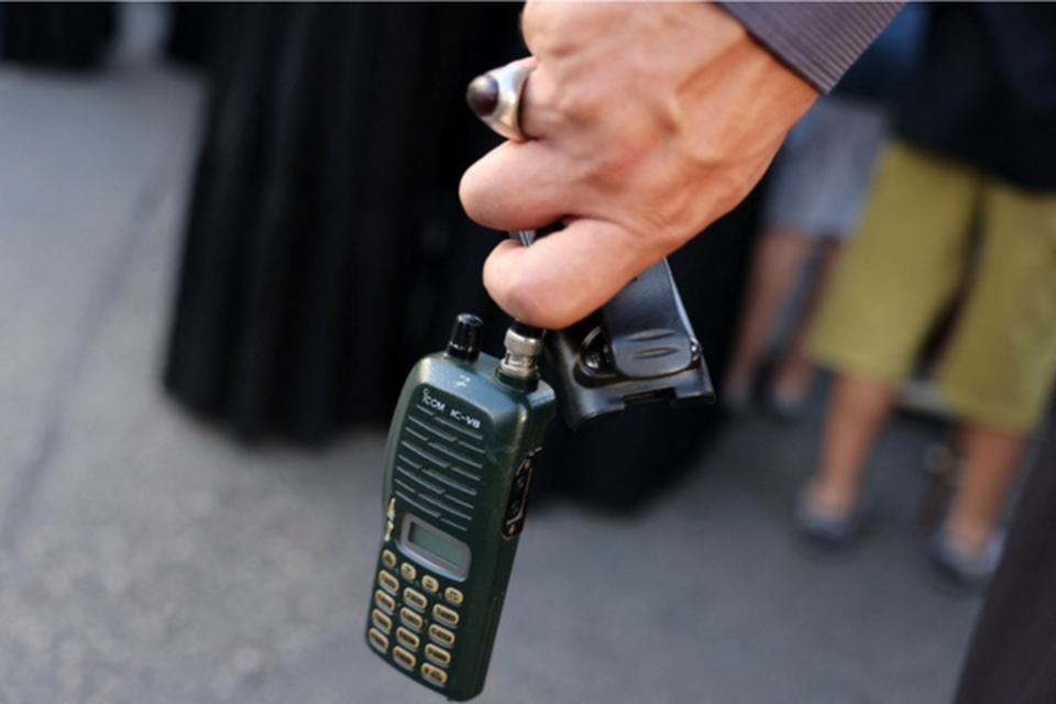 Um homem segura um walkie-talkie depois de remover a bateria durante o funeral de pessoas mortas quando centenas de dispositivos de pager explodiram
 (Crdito: ANWAR AMRO / AFP)