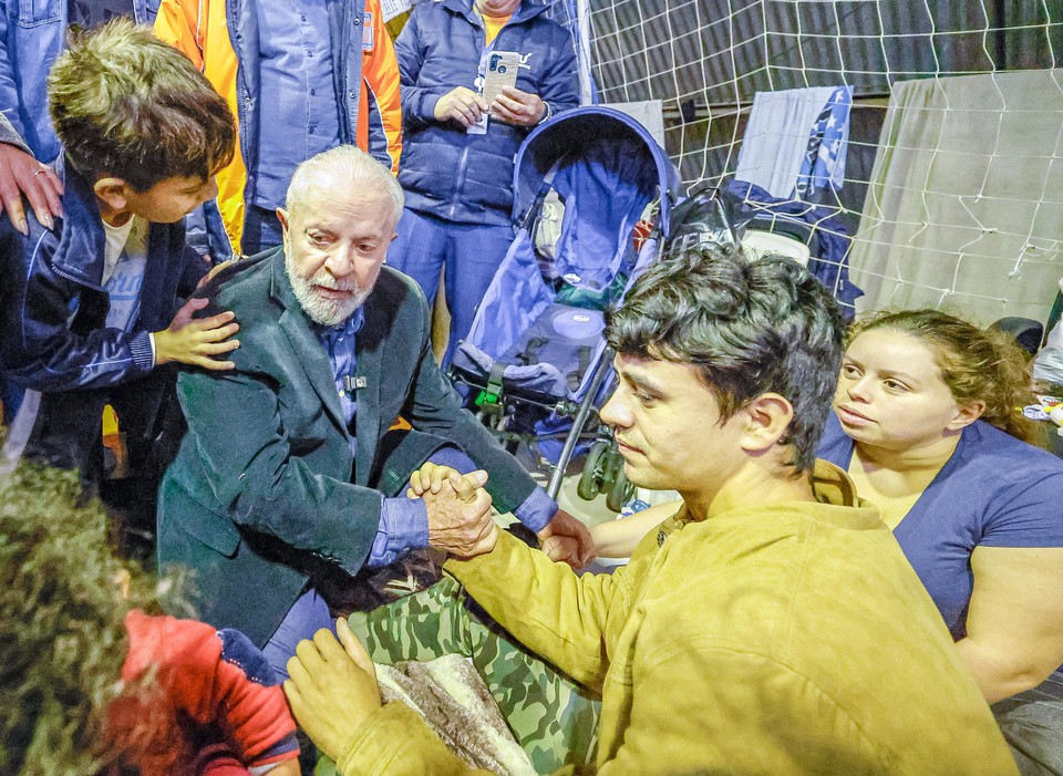 Presidente da Repblica, Luiz Incio Lula da Silva, durante visita a abrigo em So Leopoldo, no Rio Grande do Sul  (foto: Ricardo Stuckert / PR)