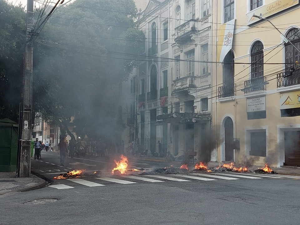 Pneus em chamas bloqueiam Rua do Imperador, no Centro do Recife  (Foto: Redes sociais )
