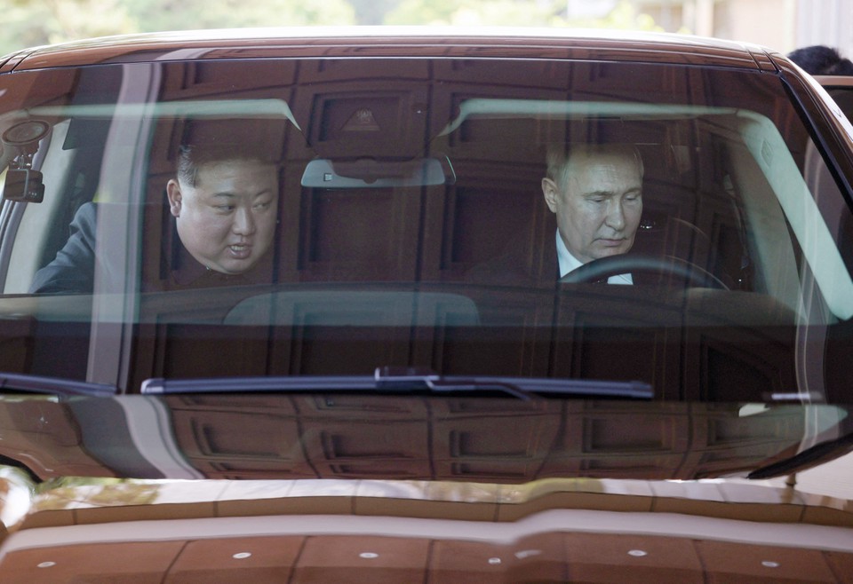 Putin comandou o tour, com Kim como "copiloto"
 (foto: Gavriil GRIGOROV / POOL / AFP)