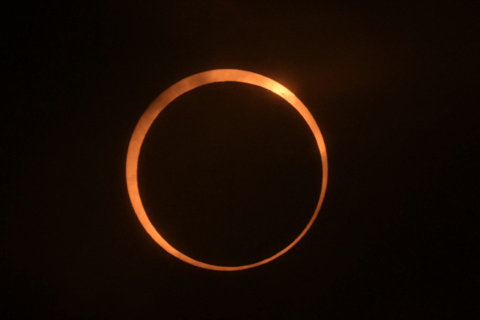 Eclipse anular em Puerto San Julian, na Argentina  (foto: Juan MABROMATA / AFP)