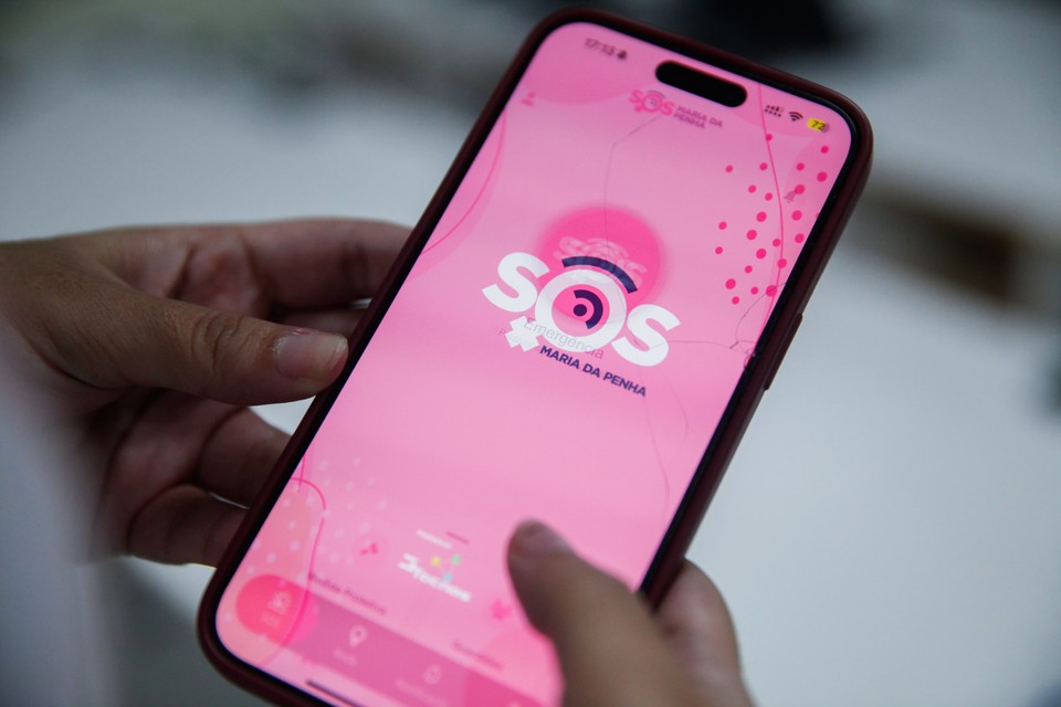  O aplicativo oferece um canal direto e seguro para que mulheres em risco possam solicitar ajuda imediata com apenas alguns toques no celular (Foto: Sandy James/DP)