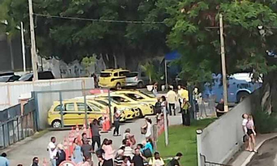 
Assaltante mantm passageiros refns dentro de nibus na Rodoviria do Rio (foto: Divulgao)