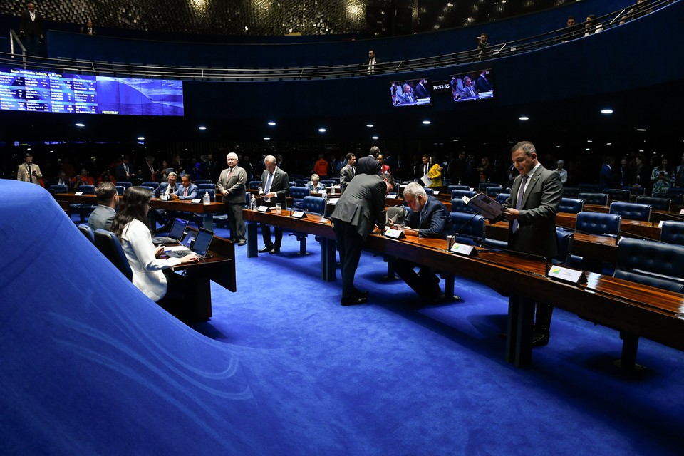 Parlamentares aprovaram um destaque governista no PL do Mover, instituindo o imposto de 20% sobre compras internacionais de at US$ 50 (foto: Marcos Oliveira/Agncia Senado)