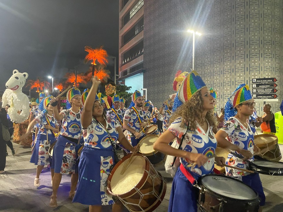 O cortejo conta com a participao de grupos que representam manifestaes culturais carnavalescas do estado (Foto: Rmulo Chico/DP)