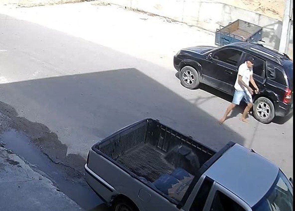 Imagens flagraram o momento em que o criminoso faz a "dana do passinho" aps executar um homem, em Ipojuca, no Grande Recife  (Foto: Reproduo)