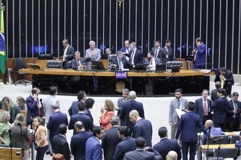 A sesso de ontem do Congresso teve demonstrao de fora de Bolsonaro e de lderes da oposio: derrotas expressivas para o atual governo (foto: Zeca Ribeiro/Cmara dos Deputados)