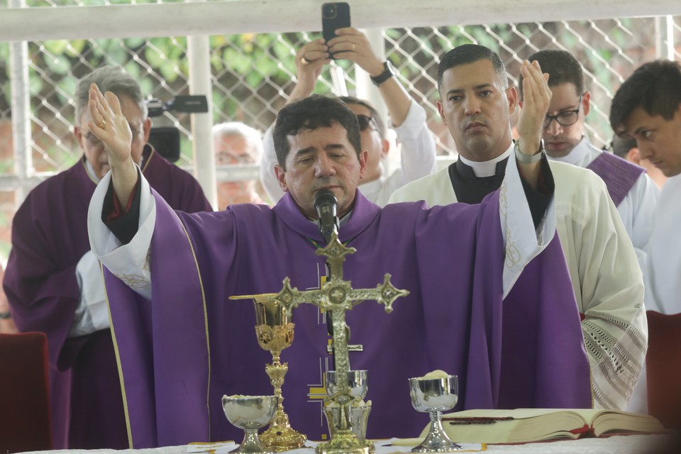O arcebispo Metropolitano, Dom Paulo Jackson celebrou a missa de corpo presente de duas das cinco vtimas da tragdia, em Marcos Freire, em Jaboato dos Guararapes  (Foto: Priscilla Melo/DP )