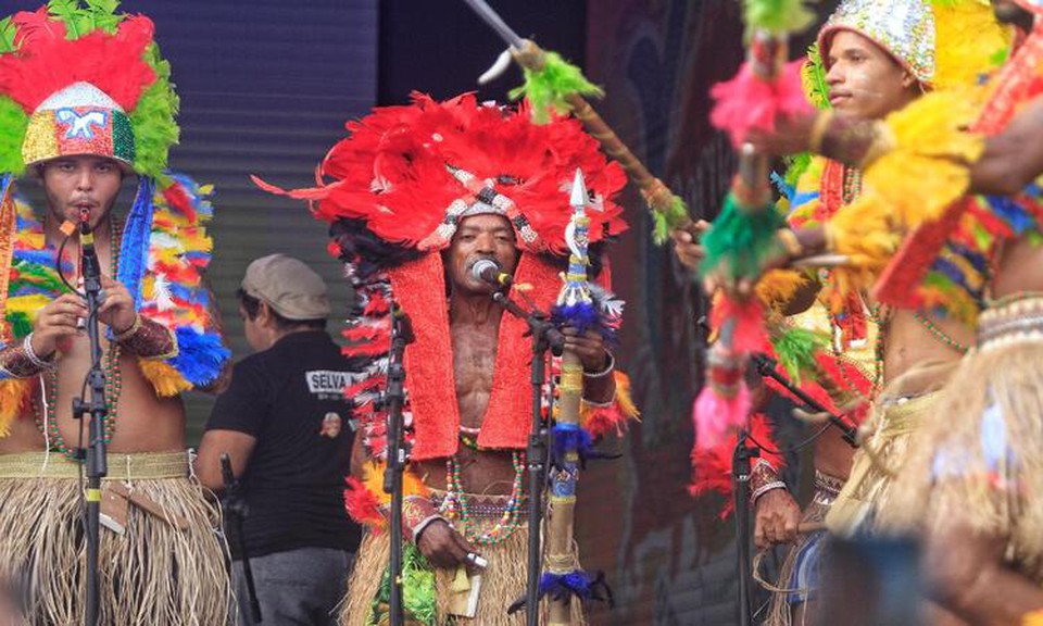 A tribo ndios Ubirajara de Itapisssuma, que se apresentou fazendo a dana indgena %u2018Tor%u2019, uma manifestao cultural de grande importncia para os indgenas (Foto: Rmulo Chico/DP fotos)