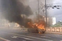  Carro pega fogo em cima de ponte no Centro do Recife  (Foto: Redes Sociais )