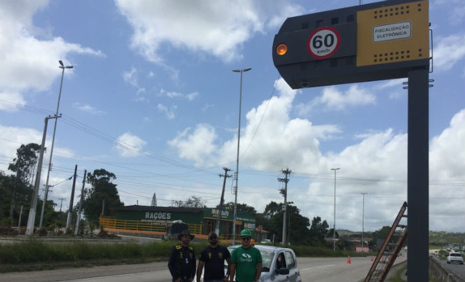 Segundo o DER, esta deciso  colocada em prtica desde o ano passado e as lombadas eletrnicas esto localizadas em estradas com destino ao Agreste e ao Litoral Sul e Norte do Estado (Foto: Ipem/ Divulgao)