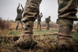 Milhares de norte-coreanos a servio de Moscou vo combater na Ucrnia (foto: Handout / 24th Mechanized Brigade of Ukrainian Armed Forces / AFP)