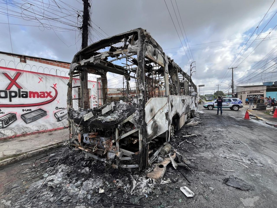 O nibus foi incendiado em Olinda  (Foto: Francisco Silva/DP )