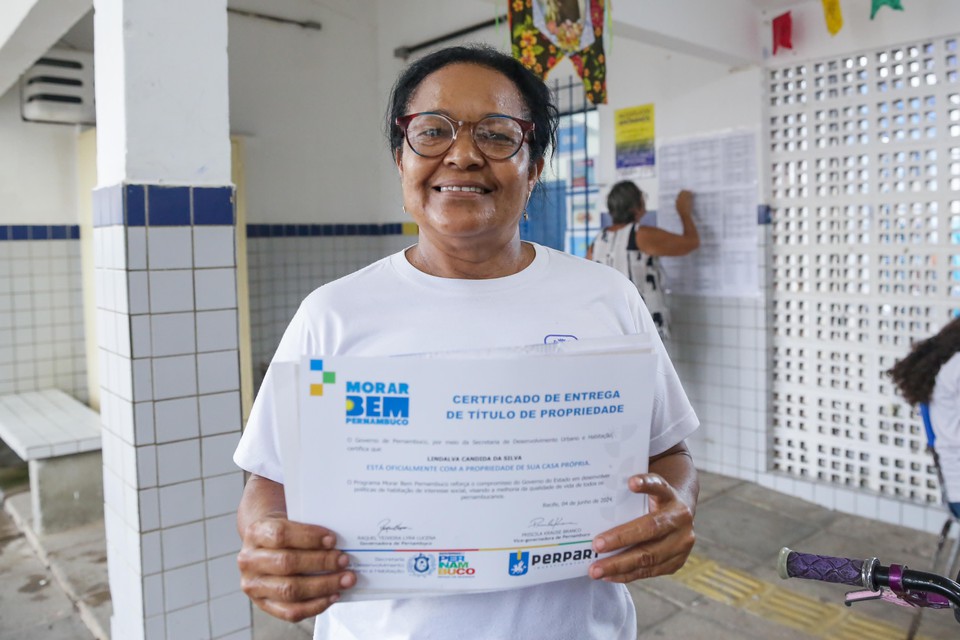 Dona Lindalva com sua escritura  (Foto: Rafael Vieira/DP)