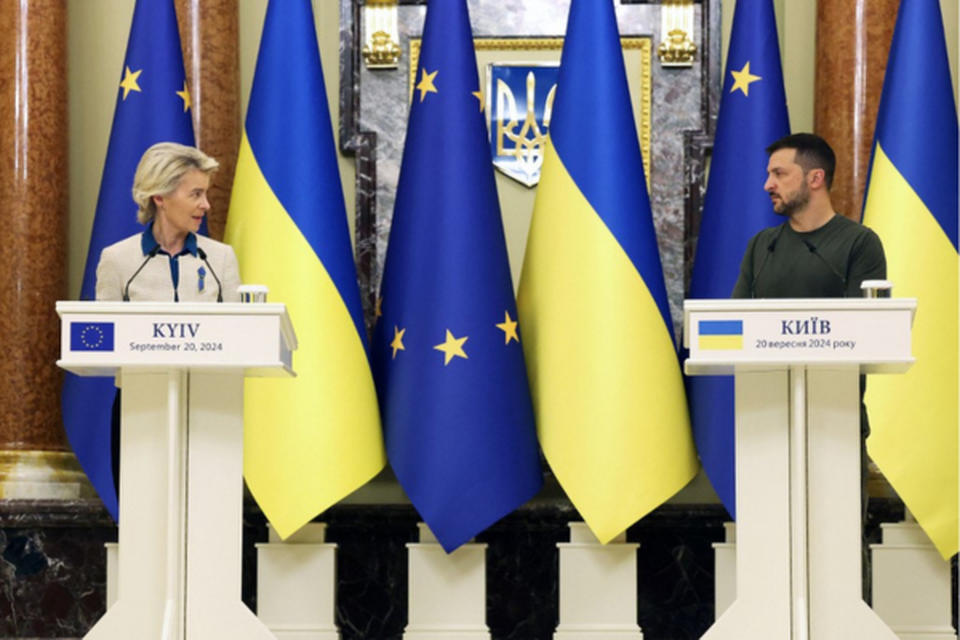 A presidente da Comisso Europeia, Ursula von der Leyen (E), fala durante uma conferncia de imprensa conjunta com o presidente ucraniano, Volodymyr Zelensky (Crdito: ANATOLII STEPANOV / AFP)