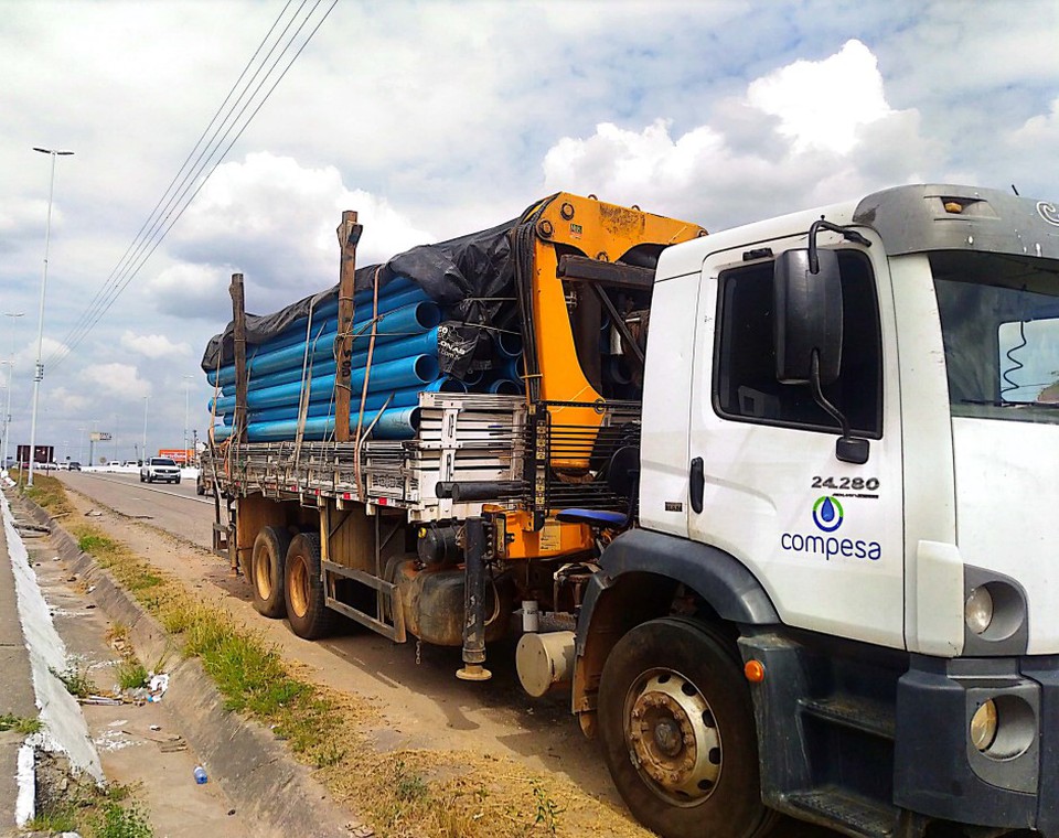 As tubulaes para a nova adutora j saram do Centro de Distribuio da Compesa, no Recife, e devem chegar a Petrolina nesta quarta-feira (13) (Foto: Reproduo/Compesa)