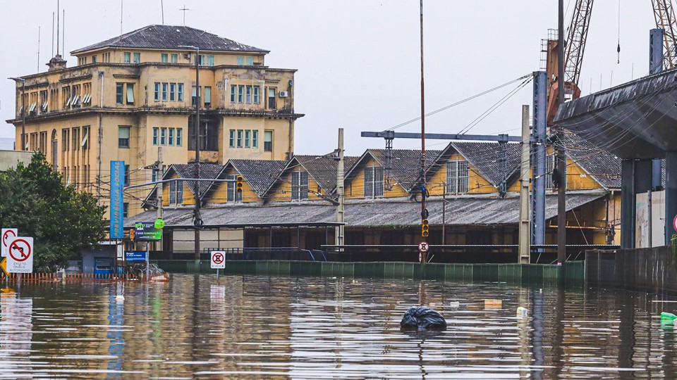 Mesmo em queda de nvel, o Lago Guaba continua alto. (Foto: Divulgao/MetSul )