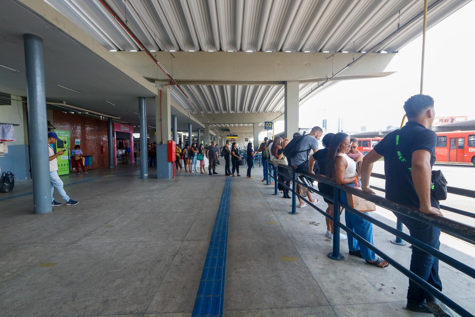 A deciso aps sesso no TRT-6 estabeleceu o fim da greve aps 41 horas de atividades paralisadas, prejudicando assim, 1,2 milho de passageiros do Sistema de Transporte Pblico de Passageiros (STTP) no Recife e Regio Metropolitana (Foto: Marina Torres/DP )