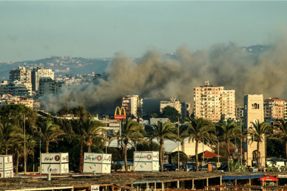 Ondas de fumaa saem do local de um ataque areo israelense na rea de Burj al-Shamali, no sul do Lbano
 (Crditos: AFP)