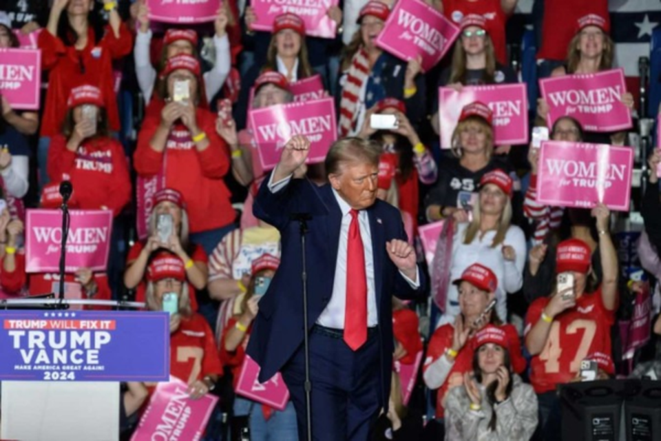 Donald Trump dana durante comcio em Reading, na Pensilvnia, ao implorar aos eleitores: "Temos que sair amanh (5/11) e votar, votar e votar"  (Crdito: Ed Jones/AFP)